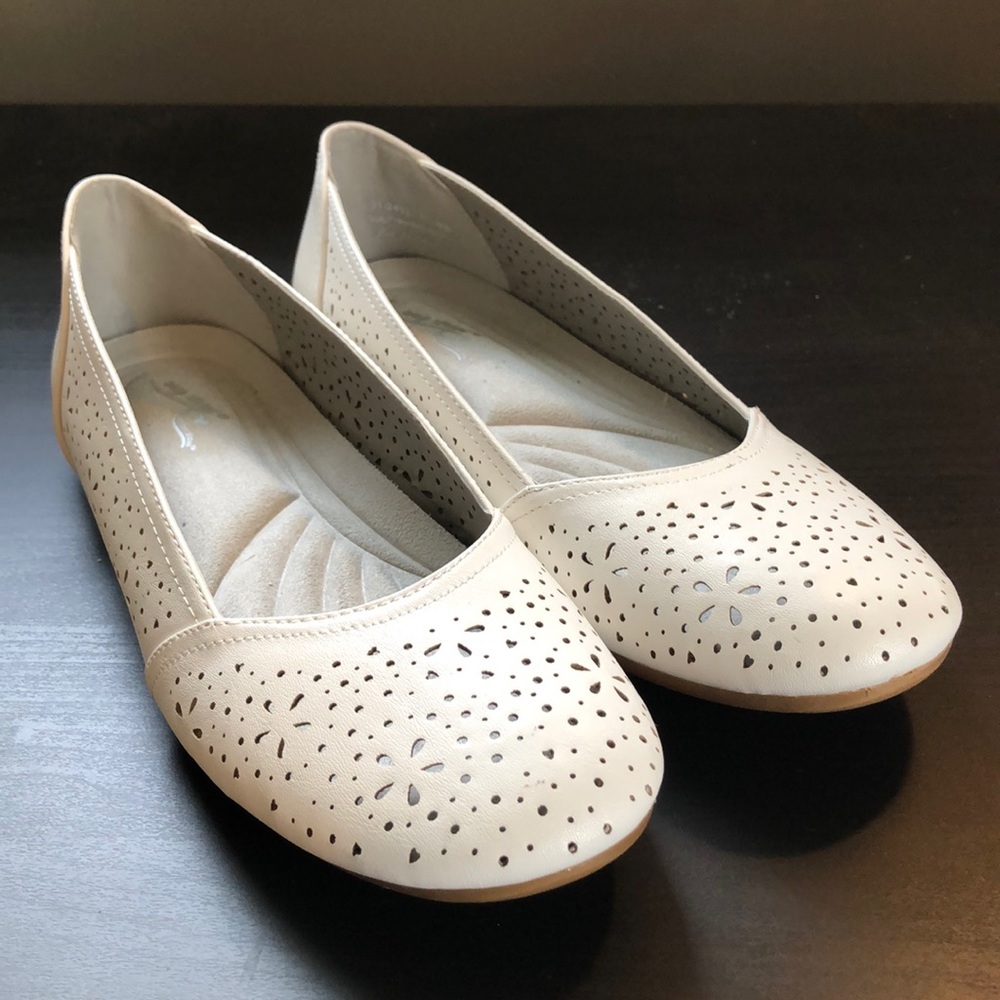 White Baby Doll Flat Shoes 7.5 WW - New W/O Tags